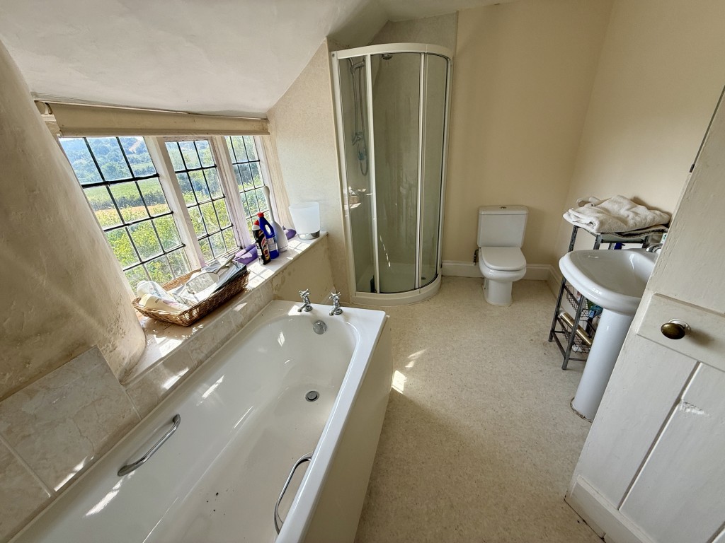 Lot: 90 - SPACIOUS COTTAGE WITH GARDENS FOR UPDATING - Family bathroom